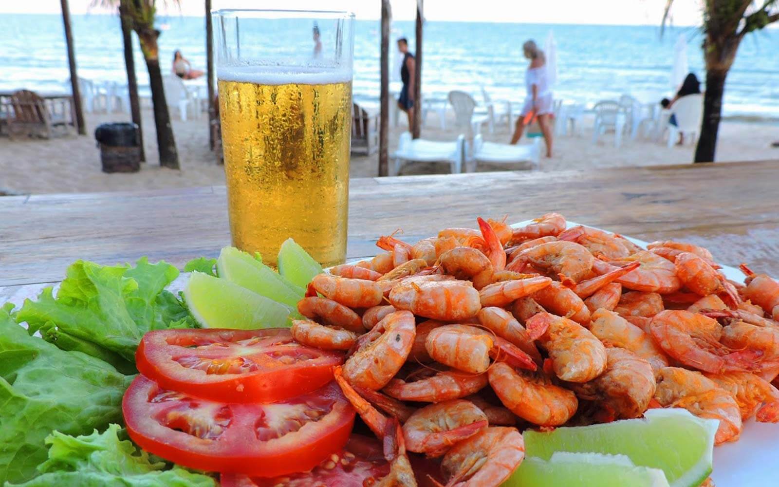 Petisco e bebida à beira mar La Torre Resort All Inclusive